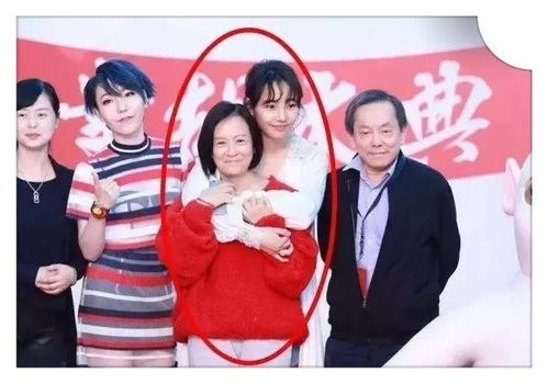 王菲大女儿窦靖童首演电视剧，告别中性打扮展现少女味，与王传君感十足